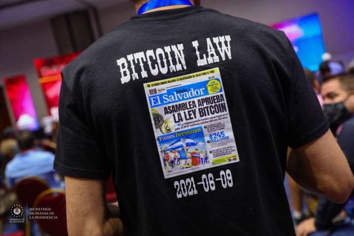 En T-shirt som stämplar en Salvadoransk tidning från den dag då landet godkände Bitcoin-lagen.  Bildkälla.