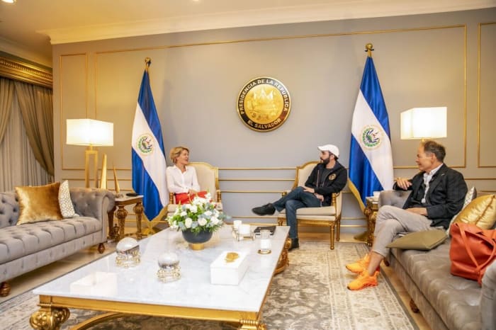 Max Keizer och Stacy Herbert träffar El Salvadors president Nayib Bukele