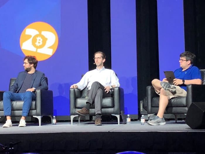 Durante Bitcoin 2022, un panel de expertos en plataformas de inversión en criptomonedas y asesores legales discutieron las complicaciones regulatorias de EE. UU.