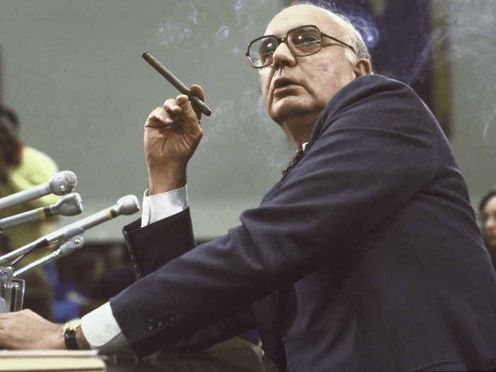 美联储主席保罗·沃尔克 (Paul Volcker) 在 1970 年代提高了利率并“打破了通货膨胀的势头”。资料来源：Vox