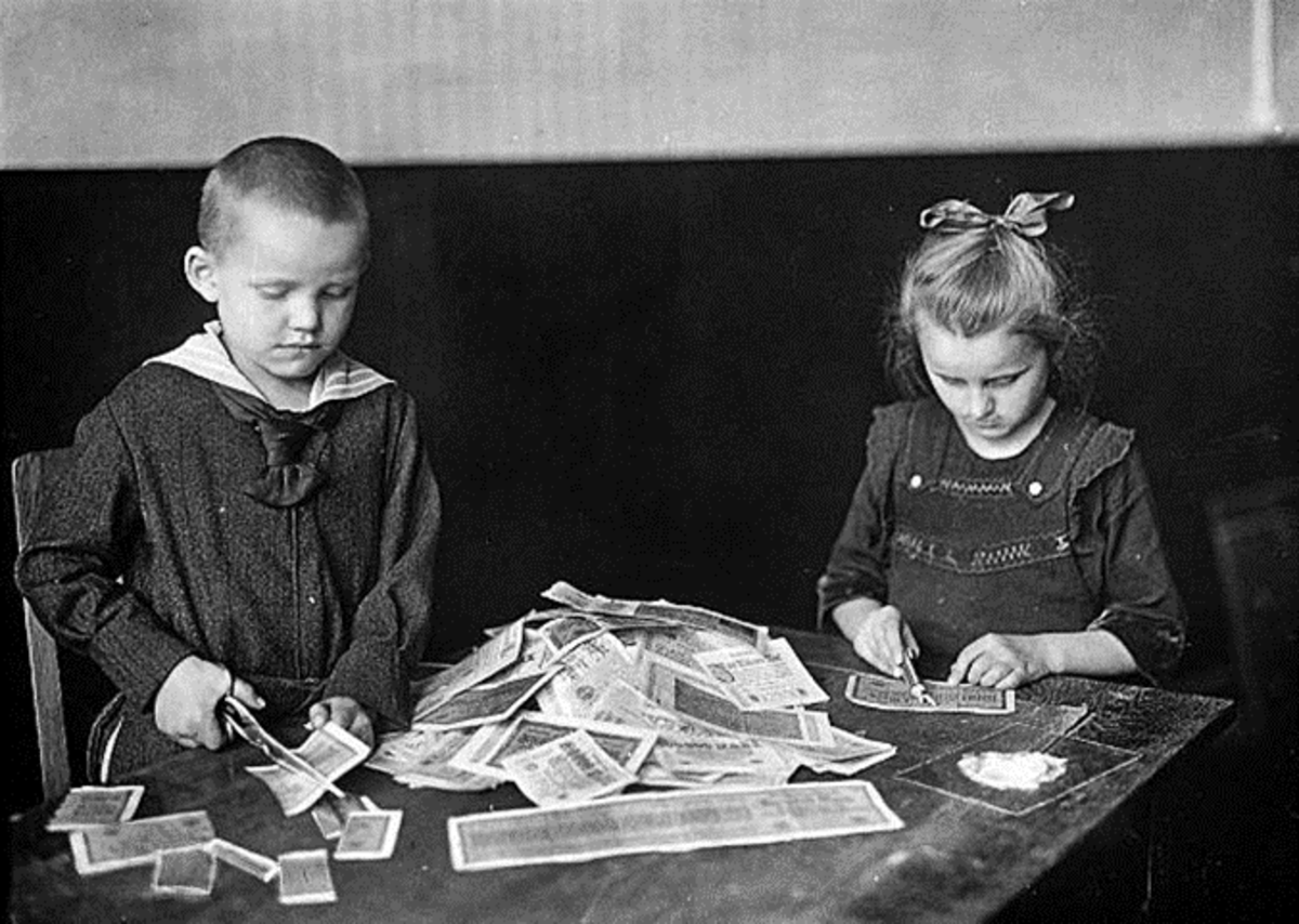 Children playing with the hyperinflated papiermark (Source).