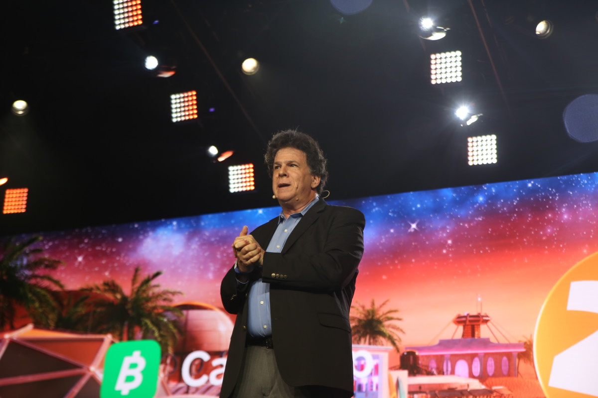 On stage at Bitcoin 2022, Eric Weinstein and Avi Loeb discuss the barriers of centralization and physics while detailing how Bitcoin fixes both.