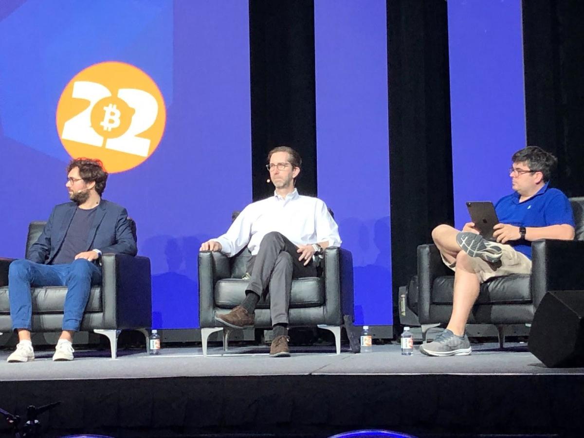 Durante Bitcoin 2022, un panel de conocedores de la plataforma de inversión en criptomonedas y asesores legales discutieron las complicaciones en la regulación de los EE. UU.