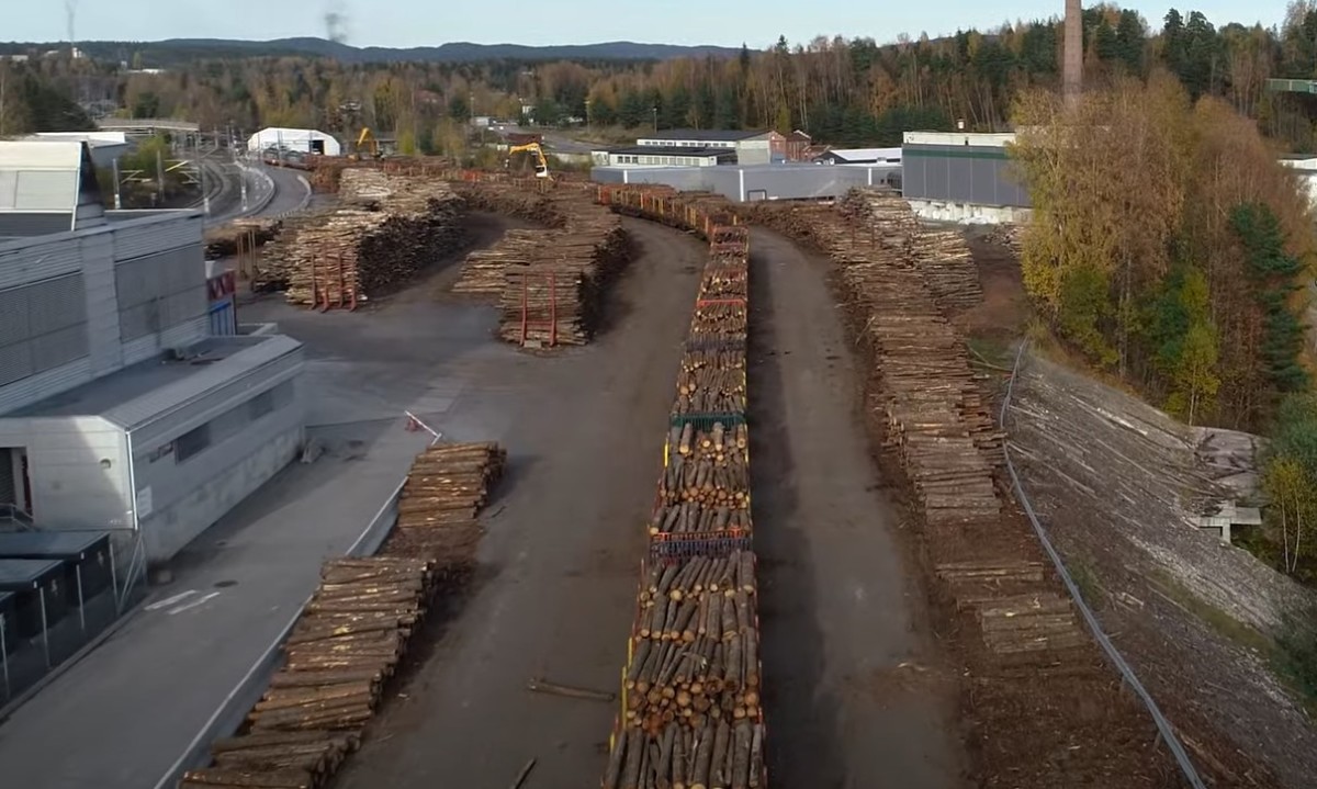 Lumber waiting to be dried outside of Kryptovault’s Hønefoss facility.