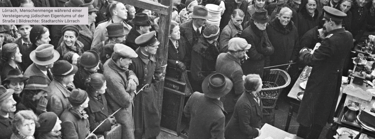 Аукционы еврейского имущества были очень популярны в нацистской Германии, как показано здесь, из города Леррах, во время такого аукциона, на котором многие с удовольствием присутствовали. Источник.