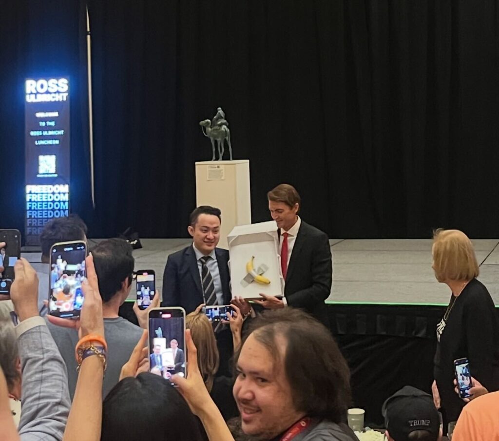 picture of Ross receiving banana from Justin Sun