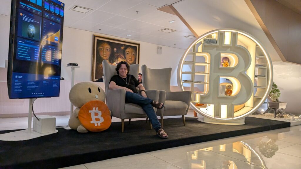 Bukele's Futuristic BINAES Library Blends Books, Bitcoin, and Family Play in Revitalized Capital 10 Bukele's Futuristic BINAES Library Blends Books, Bitcoin, and Family Play in Revitalized Capital